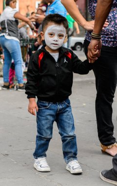 Puebla, Meksika - 30 Ekim 2016: Ölüler Günü için giyinmiş ve boyanmış tanımlanamayan kız (Dia de los Muertos), ulusal Meksika tatili, Unesco İnsanlığın Somut Olmayan Kültürel Mirası