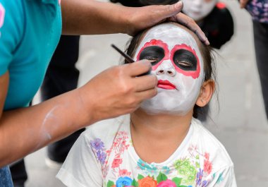 Puebla, Meksika - 30 Ekim 2016: Ölüler Günü için zombi olarak resmedilen tanımlanamayan kız (Dia de los Muertos), ulusal Meksika tatili, Unesco İnsanlığın Somut Olmayan Kültürel Mirası