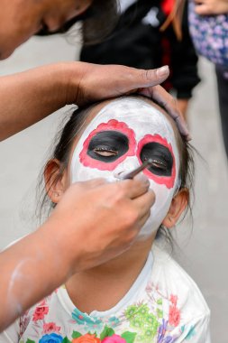 Puebla, Meksika - 30 Ekim 2016: Ölüler Günü için zombi olarak resmedilen tanımlanamayan kız (Dia de los Muertos), ulusal Meksika tatili, Unesco İnsanlığın Somut Olmayan Kültürel Mirası