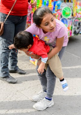 Puebla, Meksika - 30 Ekim 2016: Ölüler Günü'nde şehirde oynayan çocuklar, ulusal Meksika tatili.