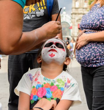 Puebla, Meksika - 30 Ekim 2016: Ölüler Günü için zombi olarak resmedilen tanımlanamayan kız (Dia de los Muertos), ulusal Meksika tatili, Unesco İnsanlığın Somut Olmayan Kültürel Mirası