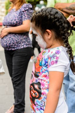 Puebla, Meksika - 30 Ekim 2016: Ölüler Günü için zombi olarak resmedilen tanımlanamayan kız (Dia de los Muertos), ulusal Meksika tatili, Unesco İnsanlığın Somut Olmayan Kültürel Mirası
