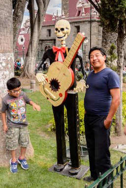 Puebla, Meksika - 30 Ekim 2016: Kimliği belirsiz insanlar Ölüler Günü'nü (Dia de los Muertos), ulusal Meksika bayramı, Unesco İnsanlığın Somut Olmayan Kültürel Mirası