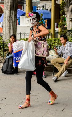 Puebla, Meksika - 30 Ekim 2016: Ölüler Günü için giyinmiş kimliği belirsiz kadın (Dia de los Muertos), ulusal Meksika tatili, Unesco İnsanlığın Somut Olmayan Kültürel Mirası