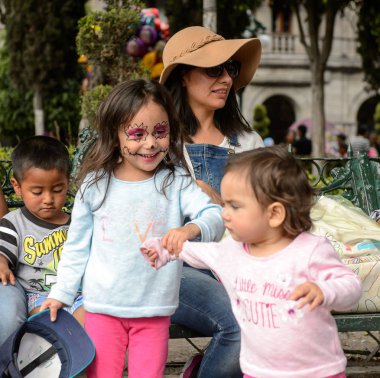 Puebla, Meksika - 30 Ekim 2016: Ölüler Günü için giyinmiş kimliği belirsiz kız (Dia de los Muertos), ulusal Meksika tatili, Unesco İnsanlığın Somut Olmayan Kültürel Mirası