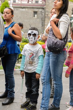 Puebla, Meksika - 30 Ekim 2016: Ölüler Günü için giyinmiş kimliği belirsiz çocuk (Dia de los Muertos), ulusal Meksika tatili, Unesco İnsanlığın Somut Olmayan Kültürel Mirası