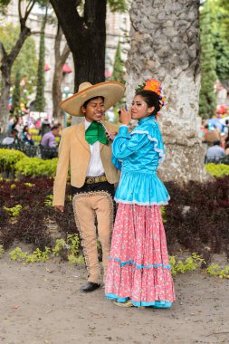 Puebla, Meksika - 30 Ekim 2016: Ölüler Günü(Dia de los Muertos), ulusal Meksika tatili için aşk ulusal kostümleri tanımlanamayan Meksikalı çift