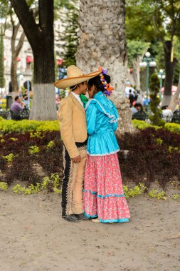 Puebla, Meksika - 30 Ekim 2016: Ölüler Günü(Dia de los Muertos), ulusal Meksika tatili için aşk ulusal kostümleri tanımlanamayan Meksikalı çift