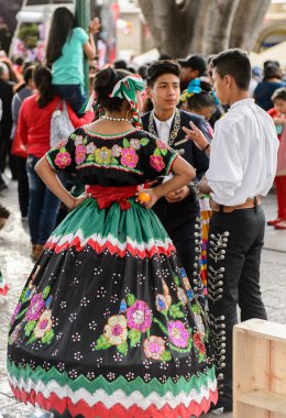 Puebla, Meksika - 30 Ekim 2016: Kimliği belirsiz kadın Ölüler Günü (Dia de los Muertos), ulusal Meksika tatili, Unesco İnsanlığın Somut Olmayan Kültürel Mirası için ulusal kostüm giyiyor