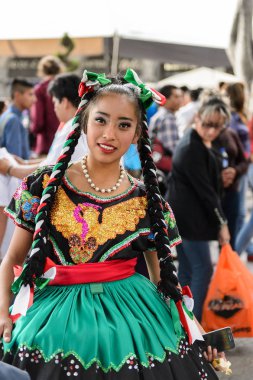 Puebla, Meksika - 30 Ekim 2016: Kimliği belirsiz kadın Ölüler Günü (Dia de los Muertos), ulusal Meksika tatili, Unesco İnsanlığın Somut Olmayan Kültürel Mirası için ulusal kostüm giyiyor