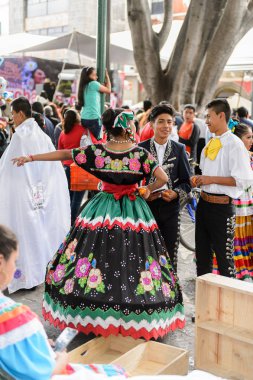 Puebla, Meksika - 30 Ekim 2016: Kimliği belirsiz kadın Ölüler Günü (Dia de los Muertos), ulusal Meksika tatili, Unesco İnsanlığın Somut Olmayan Kültürel Mirası için ulusal kostüm giyiyor