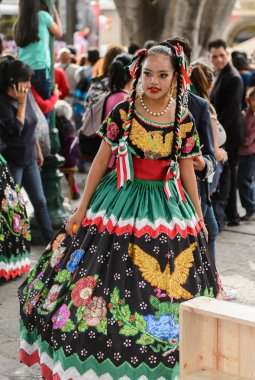 Puebla, Meksika - 30 Ekim 2016: Kimliği belirsiz kadın Ölüler Günü (Dia de los Muertos), ulusal Meksika tatili, Unesco İnsanlığın Somut Olmayan Kültürel Mirası için ulusal kostüm giyiyor