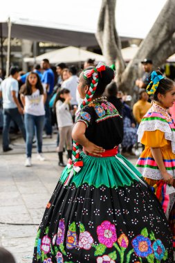 Puebla, Meksika - 30 Ekim 2016: Kimliği belirsiz kadın Ölüler Günü (Dia de los Muertos), ulusal Meksika tatili, Unesco İnsanlığın Somut Olmayan Kültürel Mirası için ulusal kostüm giyiyor