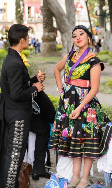 Puebla, Meksika - 30 Ekim 2016: Kimliği belirsiz kız Ölüler Günü (Dia de los Muertos), ulusal Meksika tatili, Unesco İnsanlığın Somut Olmayan Kültürel Mirası için ulusal kostüm giyiyor