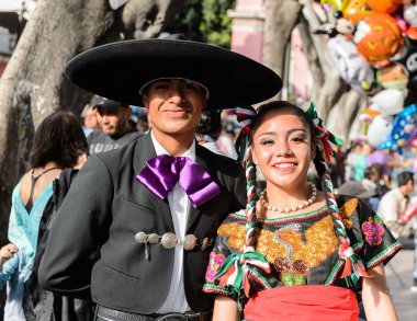 Puebla, Meksika - 30 Ekim 2016: Ölüler Günü(Dia de los Muertos), ulusal Meksika tatili için aşk ulusal kostümleri tanımlanamayan Meksikalı çift