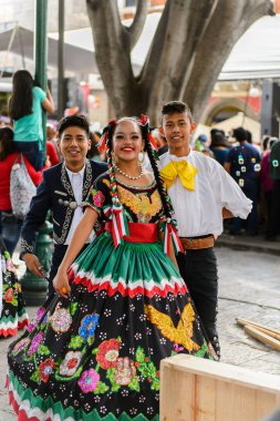 Puebla, Meksika - 30 Ekim 2016: Kimliği belirsiz kadın Ölüler Günü (Dia de los Muertos), ulusal Meksika tatili, Unesco İnsanlığın Somut Olmayan Kültürel Mirası için ulusal kostüm giyiyor