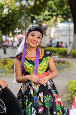 Puebla, Meksika - 30 Ekim 2016: Kimliği belirsiz kız Ölüler Günü (Dia de los Muertos), ulusal Meksika tatili, Unesco İnsanlığın Somut Olmayan Kültürel Mirası için ulusal kostüm giyiyor