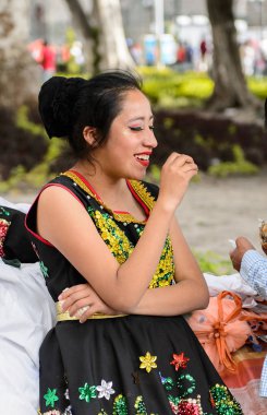 Puebla, Meksika - 30 Ekim 2016: Kimliği belirsiz kız Ölüler Günü (Dia de los Muertos), ulusal Meksika tatili, Unesco İnsanlığın Somut Olmayan Kültürel Mirası için ulusal kostüm giyiyor