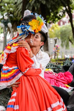 Puebla, Meksika - 30 Ekim 2016: Ölüler Günü (Dia de los Muertos), ulusal Meksika tatili için öpüşme aşk ulusal kostümleri tanımlanamayan Meksikalı çift