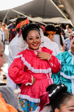 Puebla, Meksika - 30 Ekim 2016: Kimliği belirsiz kız Ölüler Günü (Dia de los Muertos), ulusal Meksika tatili, Unesco İnsanlığın Somut Olmayan Kültürel Mirası için ulusal kostüm giyiyor
