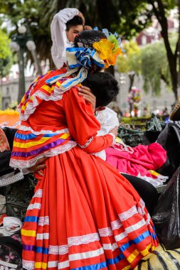 Puebla, Meksika - 30 Ekim 2016: Ölüler Günü(Dia de los Muertos), ulusal Meksika tatili için aşk ulusal kostümleri tanımlanamayan Meksikalı çift
