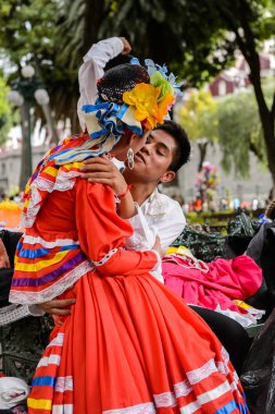 Puebla, Meksika - 30 Ekim 2016: Ölüler Günü (Dia de los Muertos), ulusal Meksika tatili için öpüşme aşk ulusal kostümleri tanımlanamayan Meksikalı çift