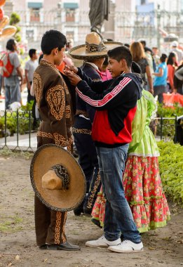Puebla, Meksika - 30 Ekim 2016: Kimliği belirsiz adam Ölüler Günü (Dia de los Muertos), ulusal Meksika tatili, Unesco İnsanlığın Somut Olmayan Kültürel Mirası için ulusal kostüm giyiyor
