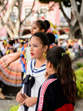 Puebla, Meksika - 30 Ekim 2016: Ölüler Günü için giyinmiş kimliği belirsiz kız (Dia de los Muertos), ulusal Meksika tatili, Unesco İnsanlığın Somut Olmayan Kültürel Mirası