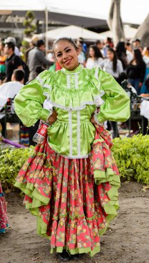 Puebla, Meksika - 30 Ekim 2016: Kimliği belirsiz kız Ölüler Günü (Dia de los Muertos), ulusal Meksika tatili, Unesco İnsanlığın Somut Olmayan Kültürel Mirası için ulusal kostüm giyiyor