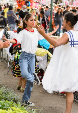 Puebla, Meksika - 30 Ekim 2016: Ölüler Günü için giyinmiş kimliği belirsiz kız (Dia de los Muertos), ulusal Meksika tatili, Unesco İnsanlığın Somut Olmayan Kültürel Mirası