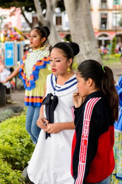 Puebla, Meksika - 30 Ekim 2016: Ölüler Günü için giyinmiş kimliği belirsiz kız (Dia de los Muertos), ulusal Meksika tatili, Unesco İnsanlığın Somut Olmayan Kültürel Mirası