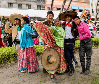 Puebla, Meksika - 30 Ekim 2016: Ölüler Günü (Dia de los Muertos), Meksika ulusal tatil için ulusal kostümleri tanımlanamayan Meksikalı arkadaşlar