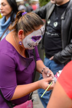 Puebla, Meksika - 30 Ekim 2016: Kimliği belirsiz kadın Ölüler Günü (Dia de los Muertos), ulusal Meksika tatili, Unesco İnsanlığın Somut Olmayan Kültürel Mirası için makyaj yapıyor