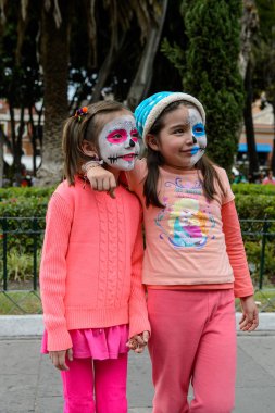 Puebla, Meksika - 30 Ekim 2016: Ölüler Günü için resim yapan tanımlanamayan kızlar (Dia de los Muertos), ulusal Meksika tatili, Unesco İnsanlığın Somut Olmayan Kültürel Mirası