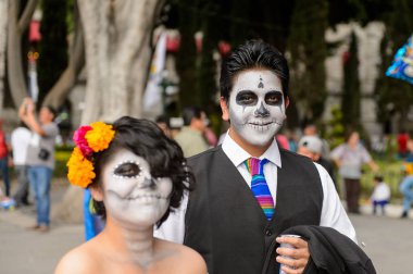Puebla, Meksika - 30 Ekim 2016: Ölüler Günü için giyinmiş tanımlanamayan çift (Dia de los Muertos), ulusal Meksika tatili, Unesco İnsanlığın Somut Olmayan Kültürel Mirası