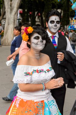 Puebla, Meksika - 30 Ekim 2016: Ölüler Günü için giyinmiş tanımlanamayan çift (Dia de los Muertos), ulusal Meksika tatili, Unesco İnsanlığın Somut Olmayan Kültürel Mirası