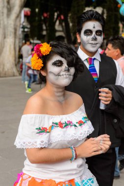 Puebla, Meksika - 30 Ekim 2016: Ölüler Günü için giyinmiş tanımlanamayan çift (Dia de los Muertos), ulusal Meksika tatili, Unesco İnsanlığın Somut Olmayan Kültürel Mirası