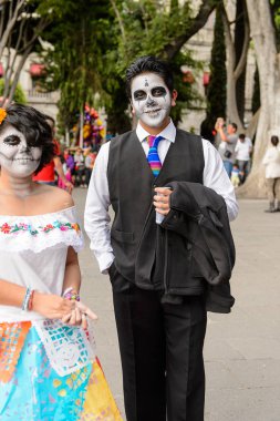 Puebla, Meksika - 30 Ekim 2016: Ölüler Günü için giyinmiş tanımlanamayan çift (Dia de los Muertos), ulusal Meksika tatili, Unesco İnsanlığın Somut Olmayan Kültürel Mirası