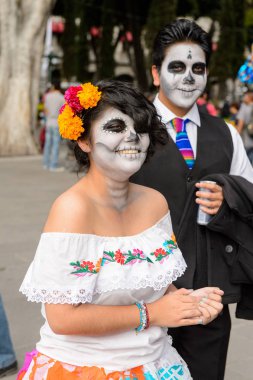 Puebla, Meksika - 30 Ekim 2016: Ölüler Günü için giyinmiş tanımlanamayan çift (Dia de los Muertos), ulusal Meksika tatili, Unesco İnsanlığın Somut Olmayan Kültürel Mirası