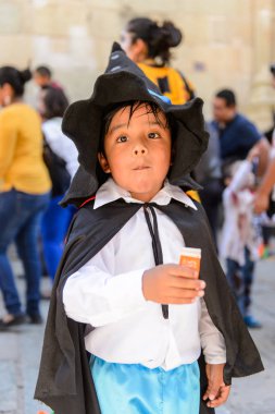 Oaxaca, Meksika - Eki 31, 2016: Ölüler Günü için giyinmiş tanımlanamayan çocuk (Dia de los Muertos), ulusal Meksika tatili, Unesco İnsanlığın Somut Olmayan Kültürel Mirası