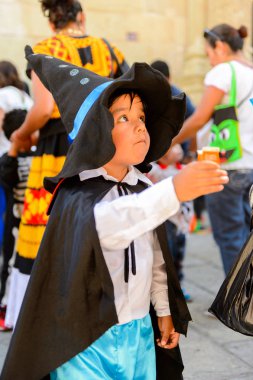 Oaxaca, Meksika - Eki 31, 2016: Ölüler Günü için giyinmiş tanımlanamayan çocuk (Dia de los Muertos), ulusal Meksika tatili, Unesco İnsanlığın Somut Olmayan Kültürel Mirası