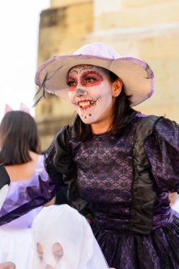 Oaxaca, Meksika - 31 Ekim 2016: Ölüler Günü için çizilen kimliği belirsiz kadın (Dia de los Muertos), ulusal Meksika tatili, Unesco İnsanlığın Somut Olmayan Kültürel Mirası
