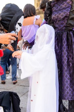 Oaxaca, Meksika - Eki 31, 2016: Ölüler Günü için bir hayalet gibi giyinmiş tanımlanamayan çocuk (Dia de los Muertos), ulusal Meksika tatili, Unesco İnsanlığın Somut Olmayan Kültürel Mirası