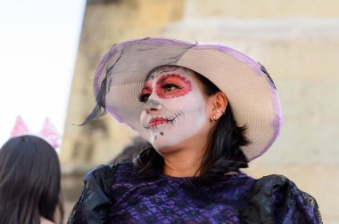 Oaxaca, Meksika - 31 Ekim 2016: Ölüler Günü için çizilen kimliği belirsiz kadın (Dia de los Muertos), ulusal Meksika tatili, Unesco İnsanlığın Somut Olmayan Kültürel Mirası