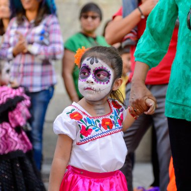 Oaxaca, Meksika - Eki 31, 2016: Ölüler Günü için zombi olarak boyanmış tanımlanamayan kız (Dia de los Muertos), ulusal Meksika tatili, Unesco İnsanlığın Somut Olmayan Kültürel Mirası