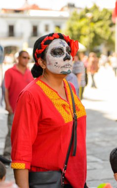 Oaxaca, Meksika - 31 Ekim 2016: Ölüler Günü için çizilen kimliği belirsiz kadın (Dia de los Muertos), ulusal Meksika tatili, Unesco İnsanlığın Somut Olmayan Kültürel Mirası