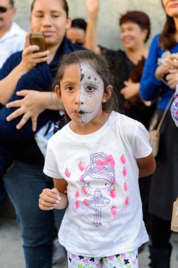 Oaxaca, Meksika - Eki 31, 2016: Ölüler Günü için zombi olarak boyanmış tanımlanamayan kız (Dia de los Muertos), ulusal Meksika tatili, Unesco İnsanlığın Somut Olmayan Kültürel Mirası