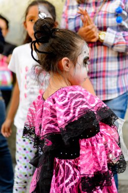 Oaxaca, Meksika - Eki 31, 2016: Ölüler Günü için boyanmış tanımlanamayan kız (Dia de los Muertos), ulusal Meksika tatili, Unesco İnsanlığın Somut Olmayan Kültürel Mirası