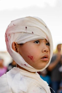 Oaxaca, Meksika - Eki 31, 2016: Ölüler Günü için mumya gibi giyinmiş tanımlanamayan çocuk (Dia de los Muertos), ulusal Meksika tatili, Unesco İnsanlığın Somut Olmayan Kültürel Mirası