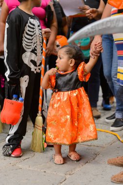 Oaxaca, Meksika - Eki 31, 2016: Ölüler Günü için giyinmiş kimliği belirsiz kız (Dia de los Muertos), ulusal Meksika tatili, Unesco İnsanlığın Somut Olmayan Kültürel Mirası